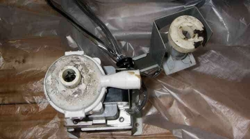 クリーニング前のドレンポンプ 天井カセット形エアコン4方向吹出