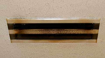 クリーニング前の吹出口 天井ビルトイン形エアコン
