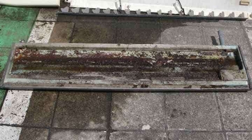 クリーニング前のドレンパン 天井吊下形エアコン