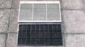 クリーニング後のフィルターと吸込グリル 大阪の天井吊下形エアコン