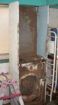 クリーニング前の筐体 床置形エアコン