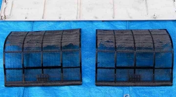 クリーニングする前の壁掛形エアコンのフィルター