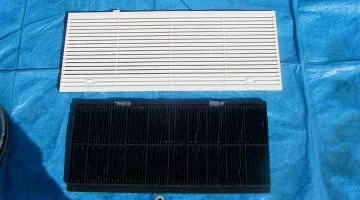 クリーニング後のフィルターと吸込グリル 天井吊下形エアコン