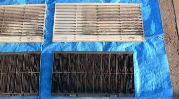 クリーニング前のフィルターと吸込グリル 天井吊下形エアコン